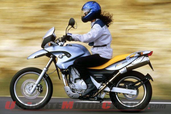kadın sürücü motosiklet üzerinde doğru postür ile doğru şekilde oturuyor