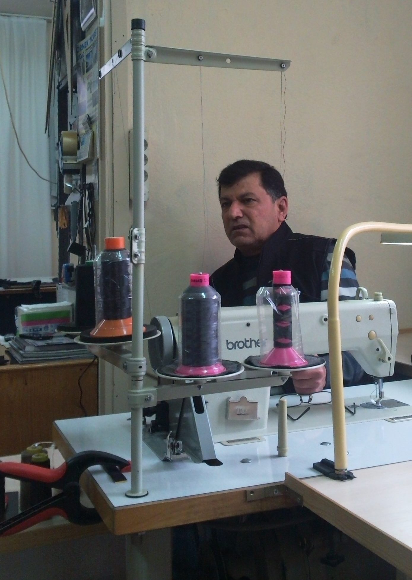 motosiklet tulum Torch Suites atölyede Hüseyin Bey konuşurken