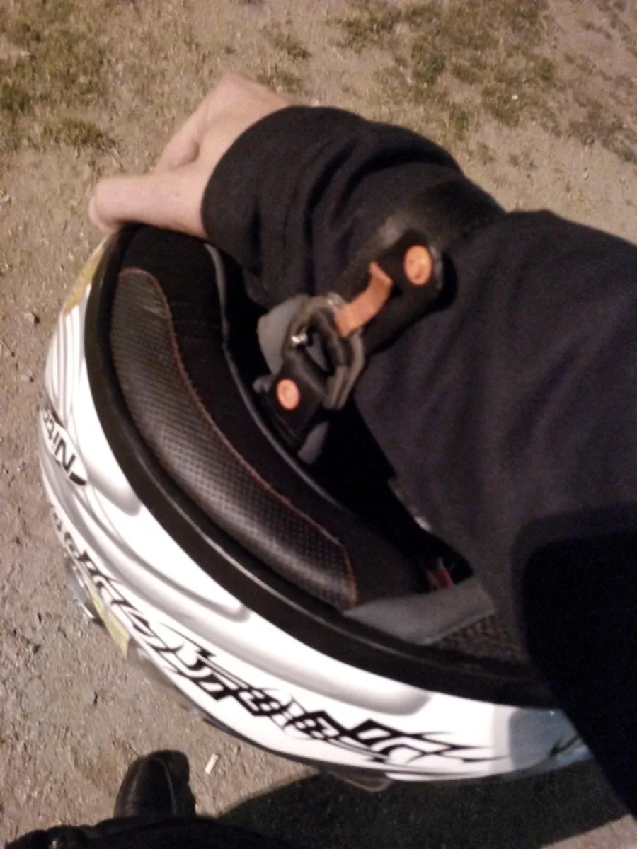 Yürürken motosiklet kaskı nasıl taşınır?