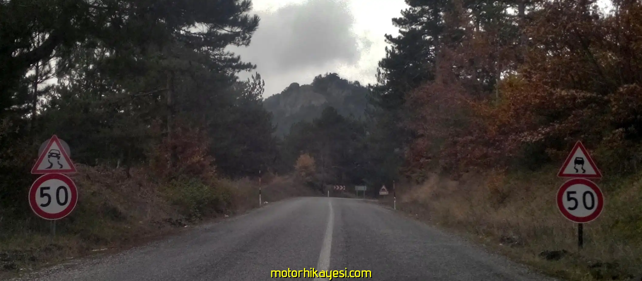 Sındırgı Baraj Gölü Yolu 50 KM levhası