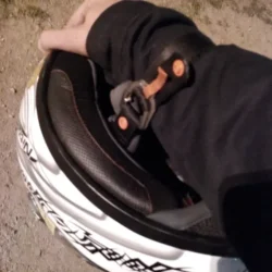 motosiklet kaskı elde taşıma yolu, elle kavrama