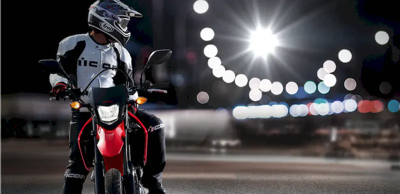 Honda CRF250M, kırmızı, sürücü üzerinde, önden çekim