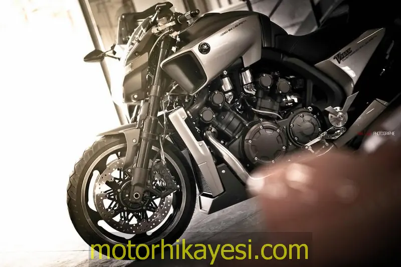 Custom Yamaha VMax, sol ön