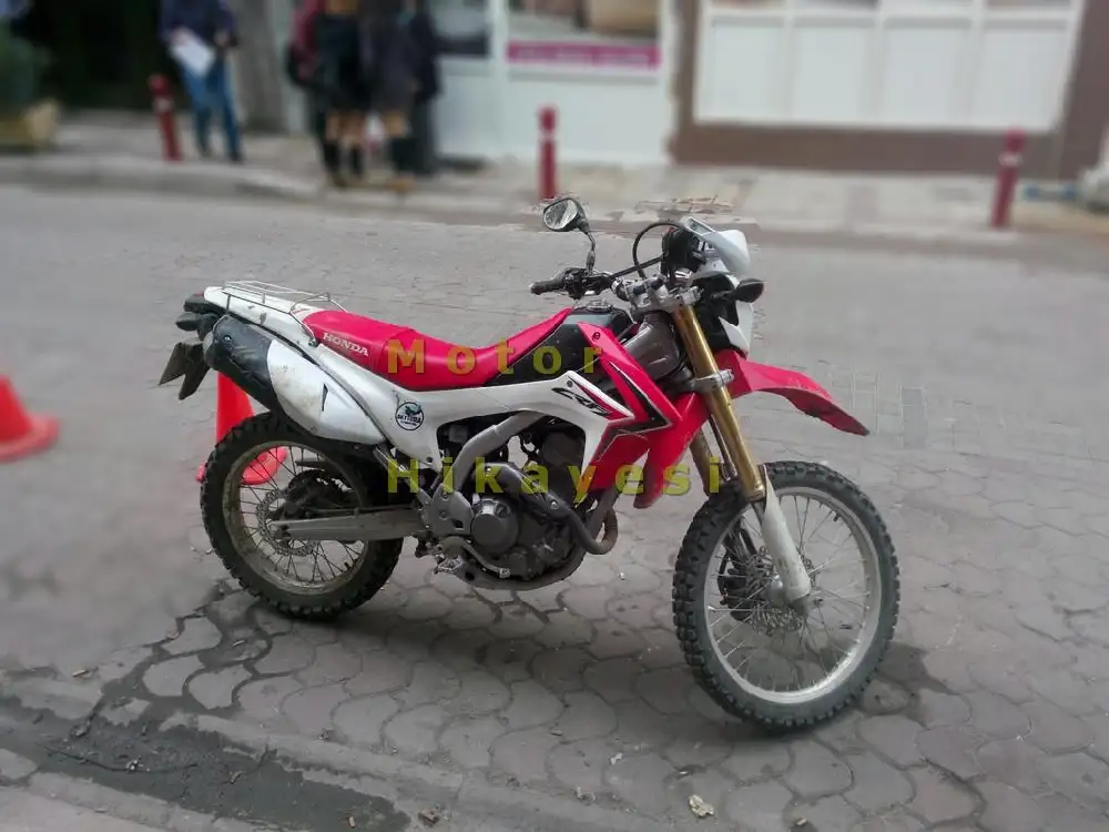 2013 CRF 250 L kırmızı, sele yakından