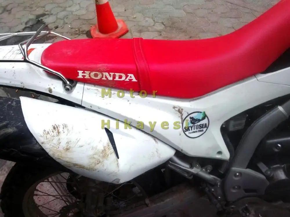 CRF 250L sele arka taraf, yakından