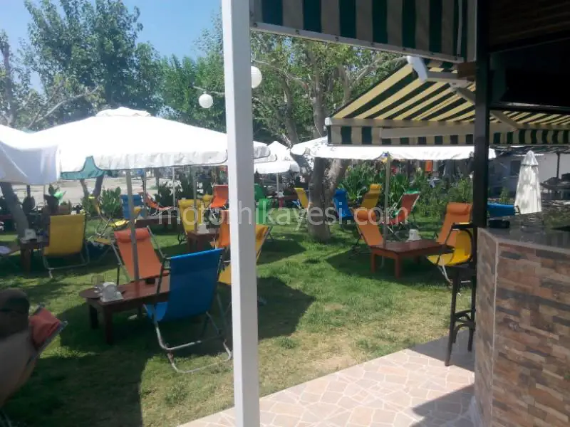 Mali Beach, bahçe bölümü, içerden şezlonglar