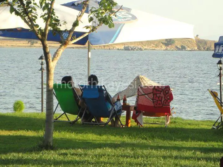 Mali Beach, plajda oturan çift