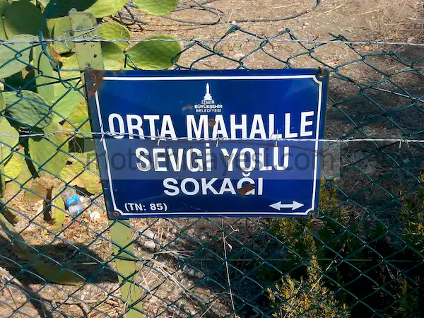 Gümüldür plaj sokak adı tabelası