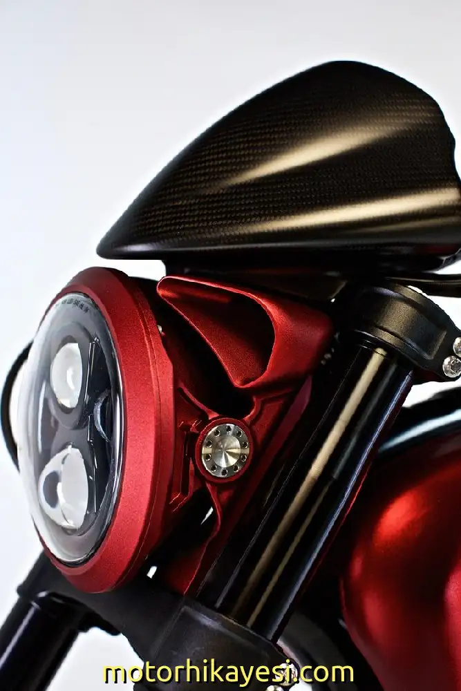 Arch KRGT 1 custom motosiklet kırmızı renk kafa