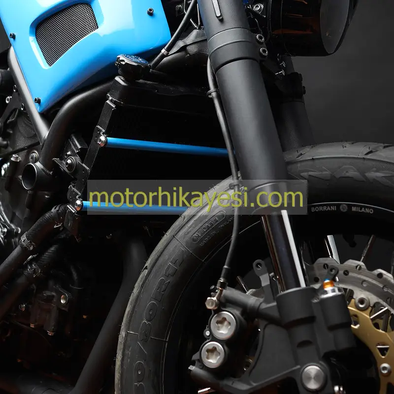 Custom-Yamaha-XSR700-ön taraf, teker hizasından