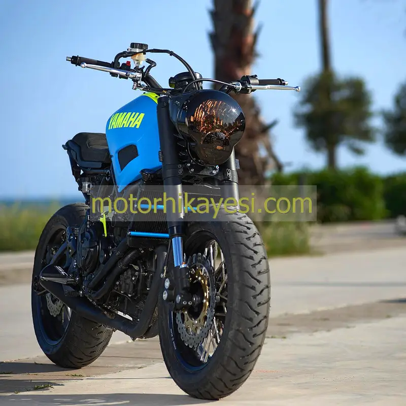 Custom-Yamaha-XSR700-önden görünüm