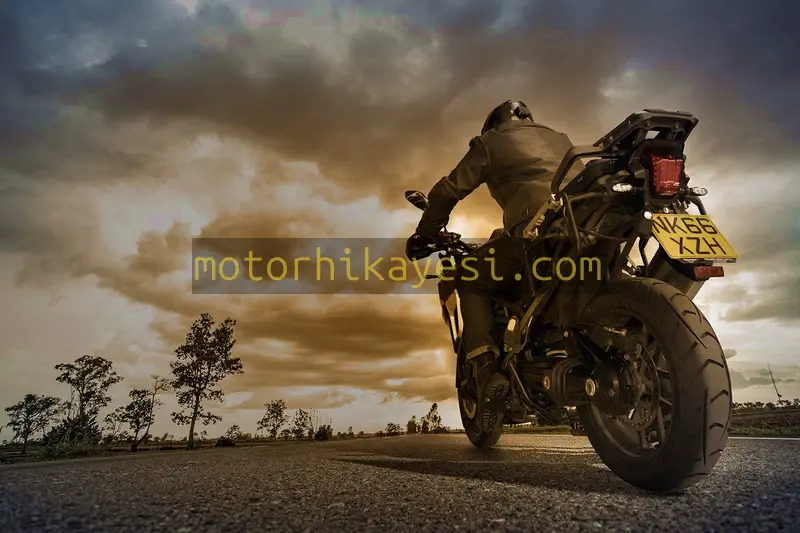 Arka görüşlü motosiklet kaskı