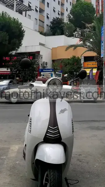 Allegro-Motoran-önden görünüş