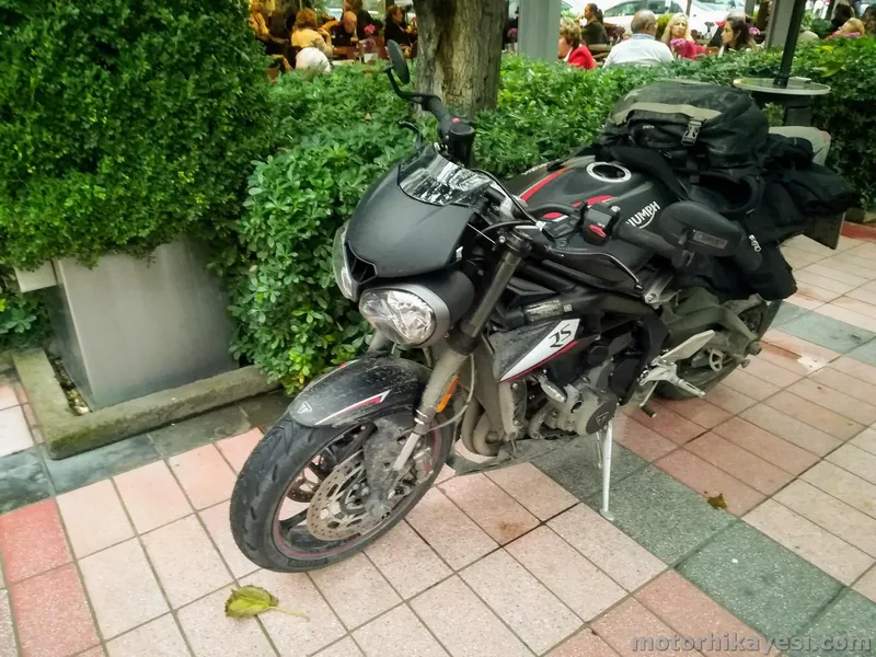 Triumph Street Triple RS Yağmurda sele
