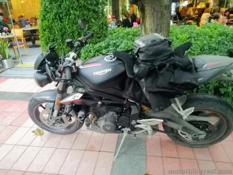 Triumph Street Triple RS Yağmurda sele