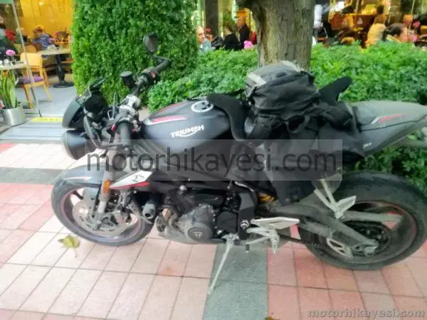 Triumph Street Triple RS Siyah Yan