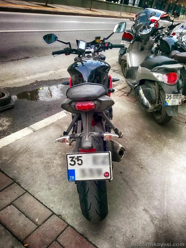 2014 Model Triumph Street Triple 675, arkadan