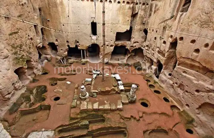 Gümüşler Manastırı Niğde, yukarıdan zemin