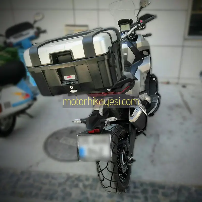 X-ADV-2019-Ağustos-gri, arkadan, çantalı