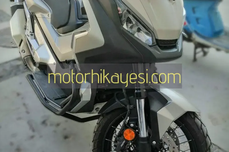 X-ADV-2019-Ağustos-gri, ön taraf, sağ alttan
