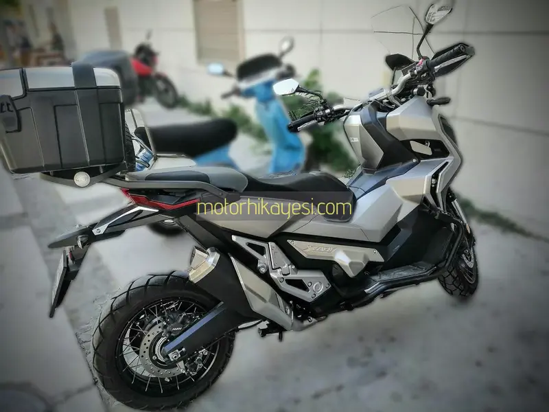 X-ADV-2019-Ağustos-gri, sağ profil, uzaktan