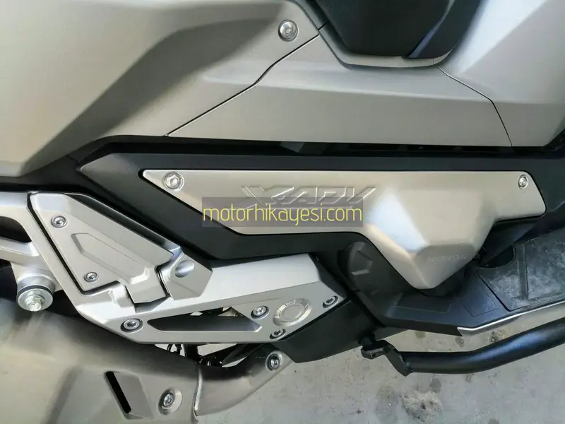 X-ADV-2019-gri, sol alt taraf, xadv yazısı