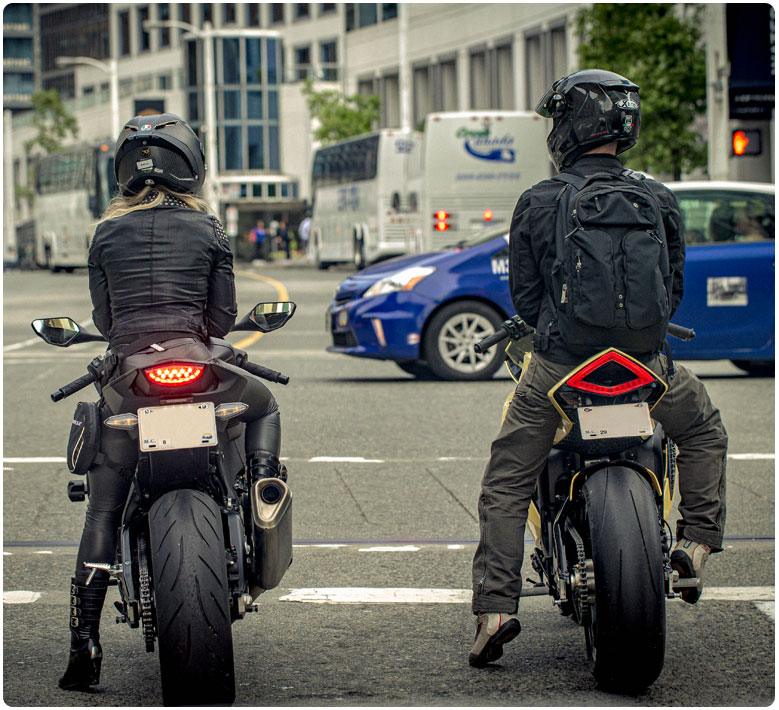 Damon Hypersport elektrikli motosiklet normal motosikletle ÅŸehir iÃ§inde arkadan gÃ¶rÃ¼nÃ¼ÅŸ