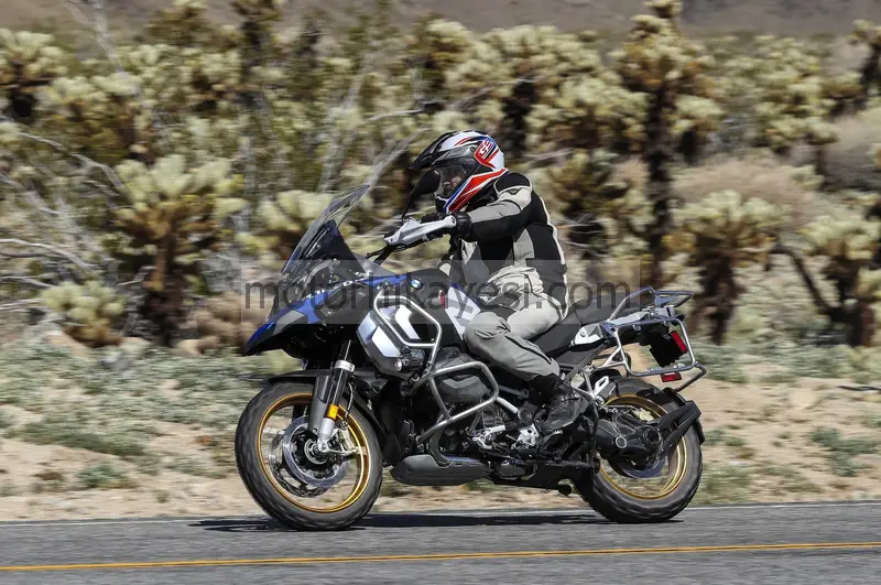 BMW_R_1250_GS, yolda, soldan çekim