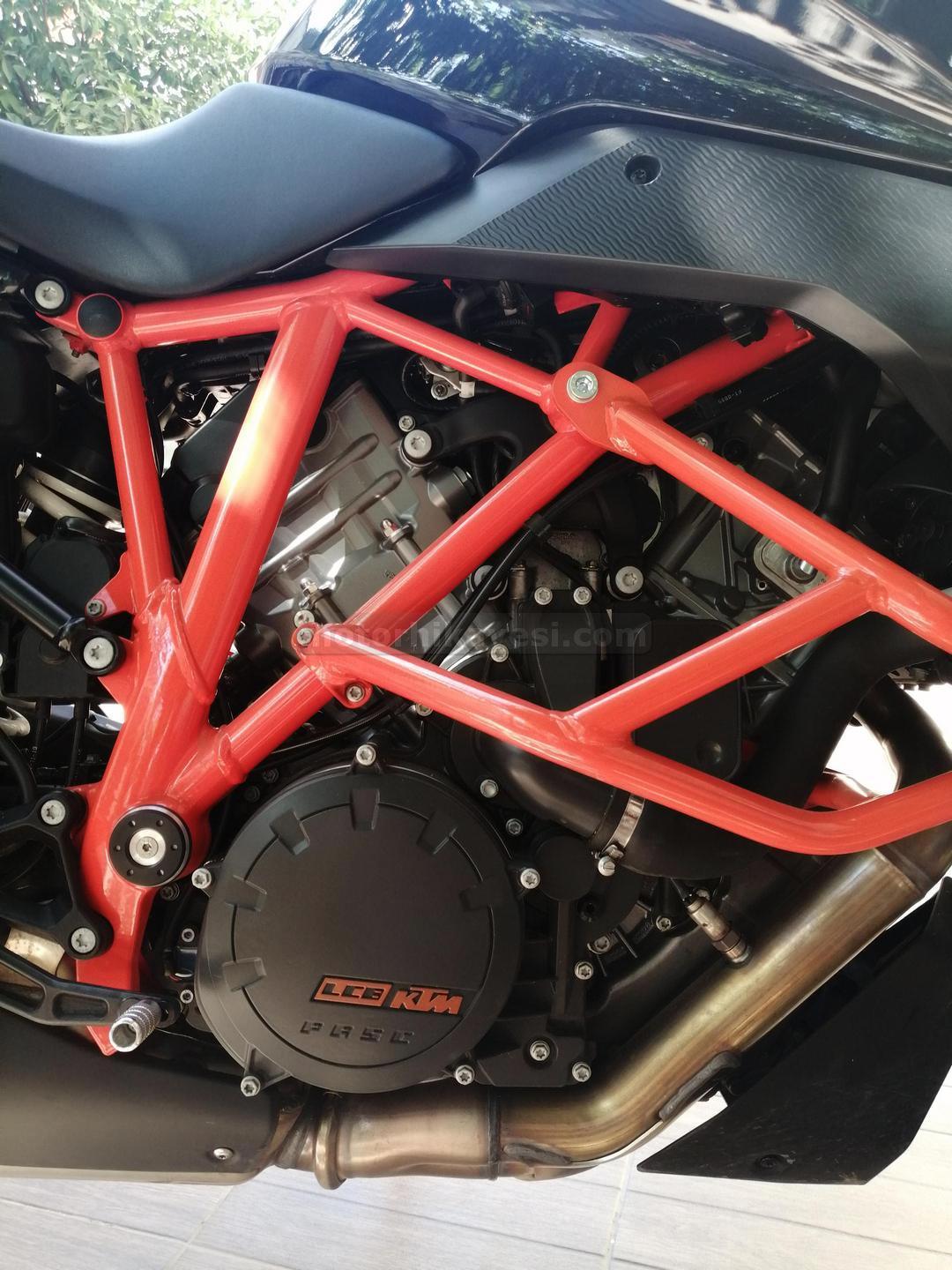 KTM-Sper-Duke-GT-2020-Sağ-yan-motor-bölümü-1