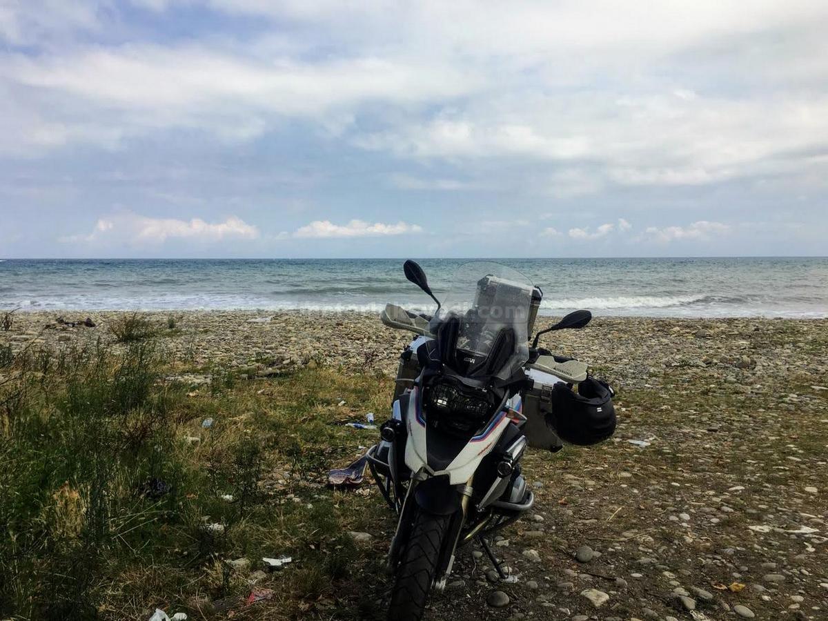 R1200GS-Sinop uzun yol değerlendirme - Yeşilyurt-sahili - kafadan görünüş plajda