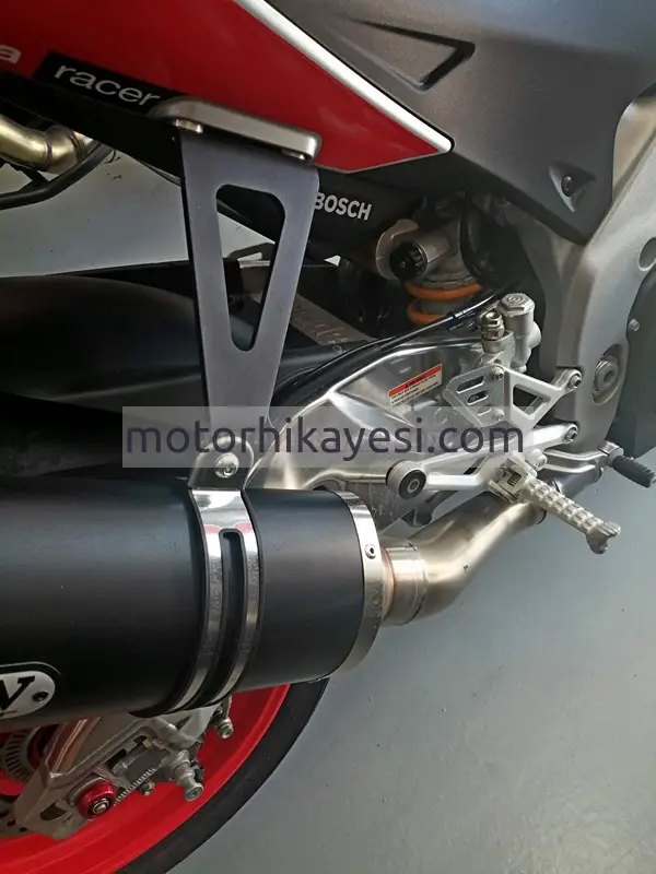 Aprilia Tuono 1100 V4 Factory – Sağ taraftan arka kısım salıncak ayrıntıı