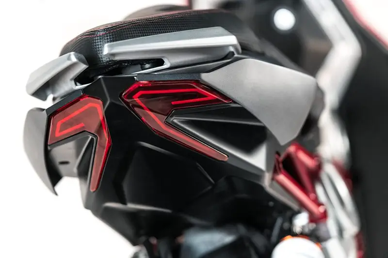 Italjet-Dragster-2020-kuyruk far ayrıntı