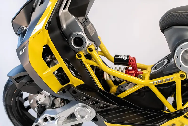 Italjet-Dragster-2020-sarı-ön taraf, sol ortadan çekim