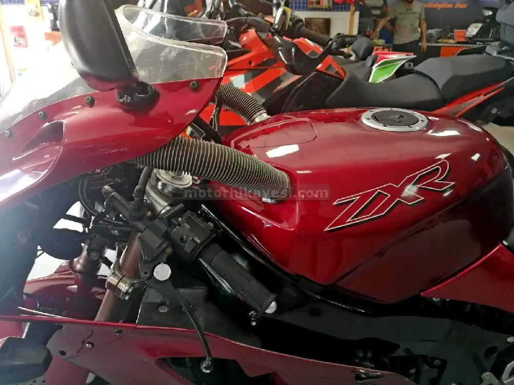 Kawasaki-ZXR-750-kafadan ram air borusu depoya giriş, soldan çekim