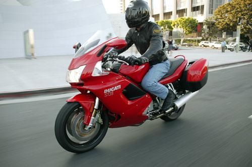 Ducati ST3 kırmızı yolda soldan