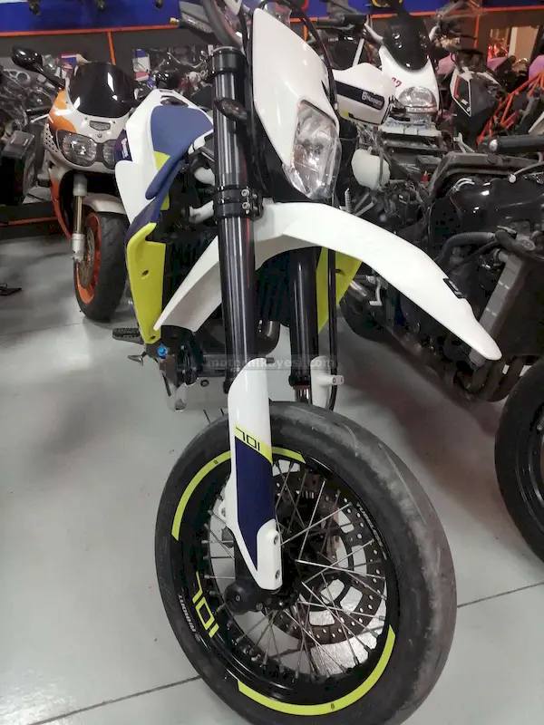 Husqvarna 701 Supermoto - sağ yan ön teker
