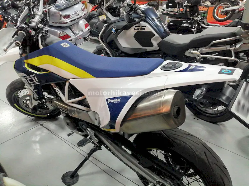 Husqvarna 701 Supermoto - sol taraf arka yandan görünüm