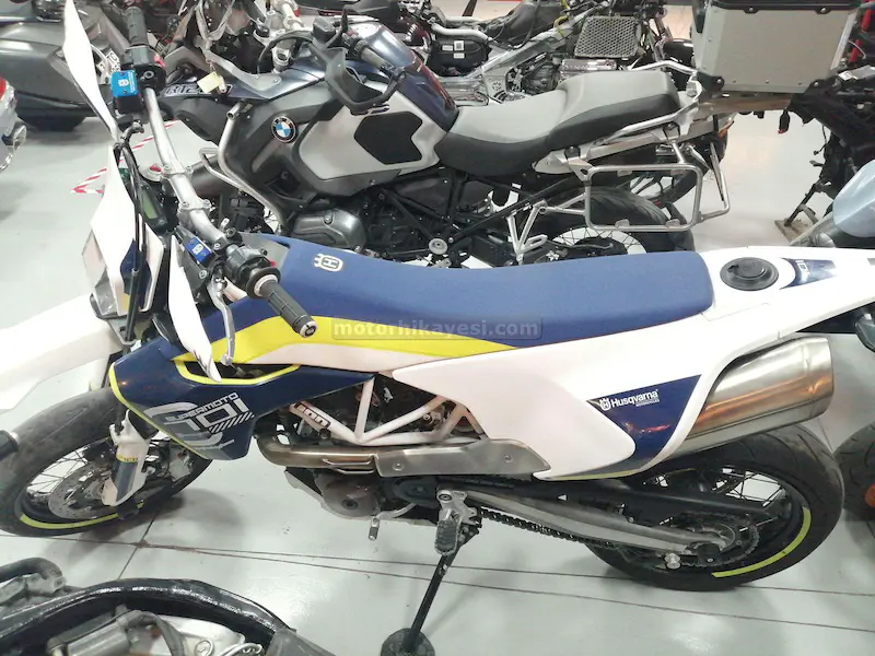 Husqvarna 701 Supermoto - sol üstten yan taraf