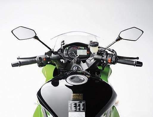 Kawasaki Z1000SX 2011 sürücü görüşü