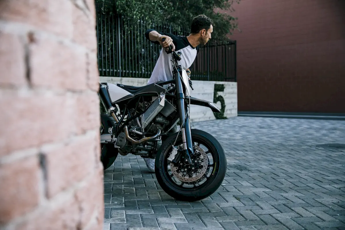 Hazan custom - KTM 950 SMR motosiklet elde giderken