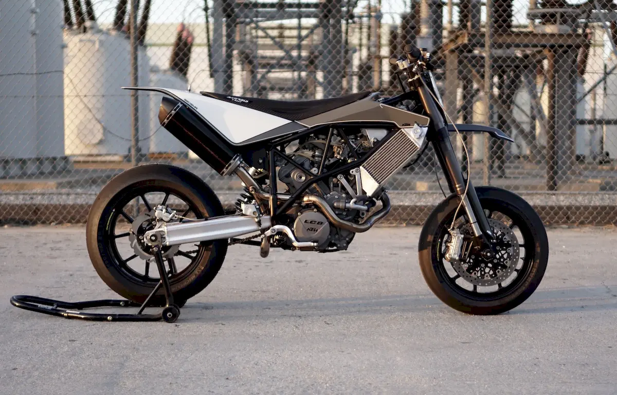 Hazan custom - KTM 950 SMR motosiklet sağ yandan görünüm