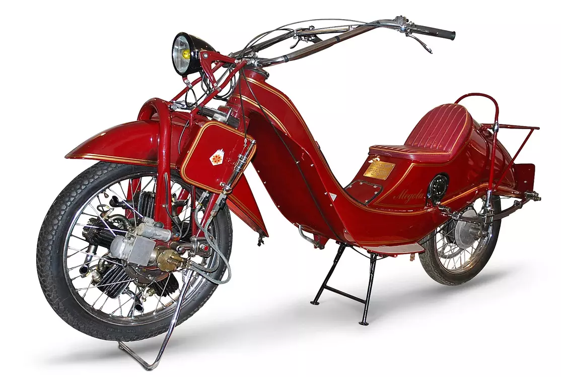 Megola motosiklet kırmızı-sol çapraz görünüm