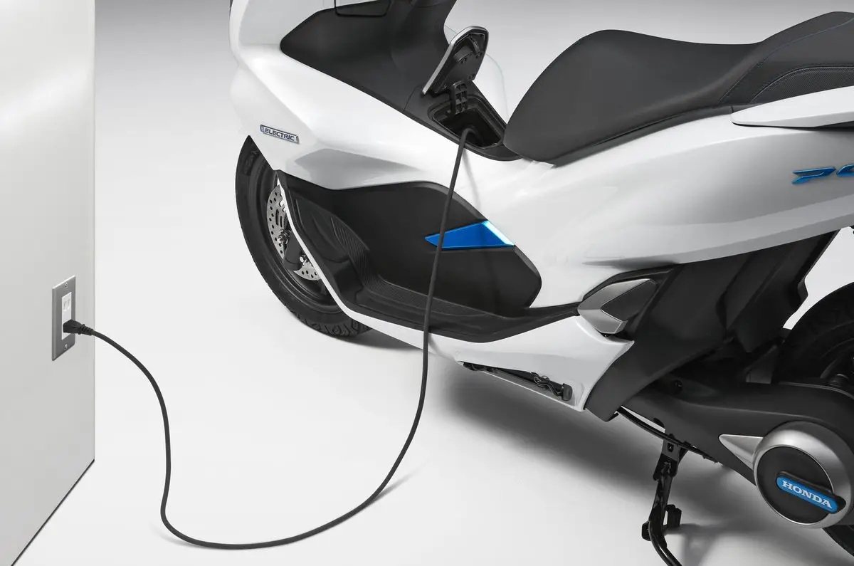Honda-eMaaS-motosiklet-pili-elektrikli-PCX-sarj