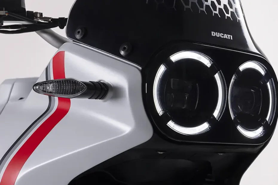 Ducati DESERT-X-beyaz-on-taraf-farlar-sag-on-caprazdan