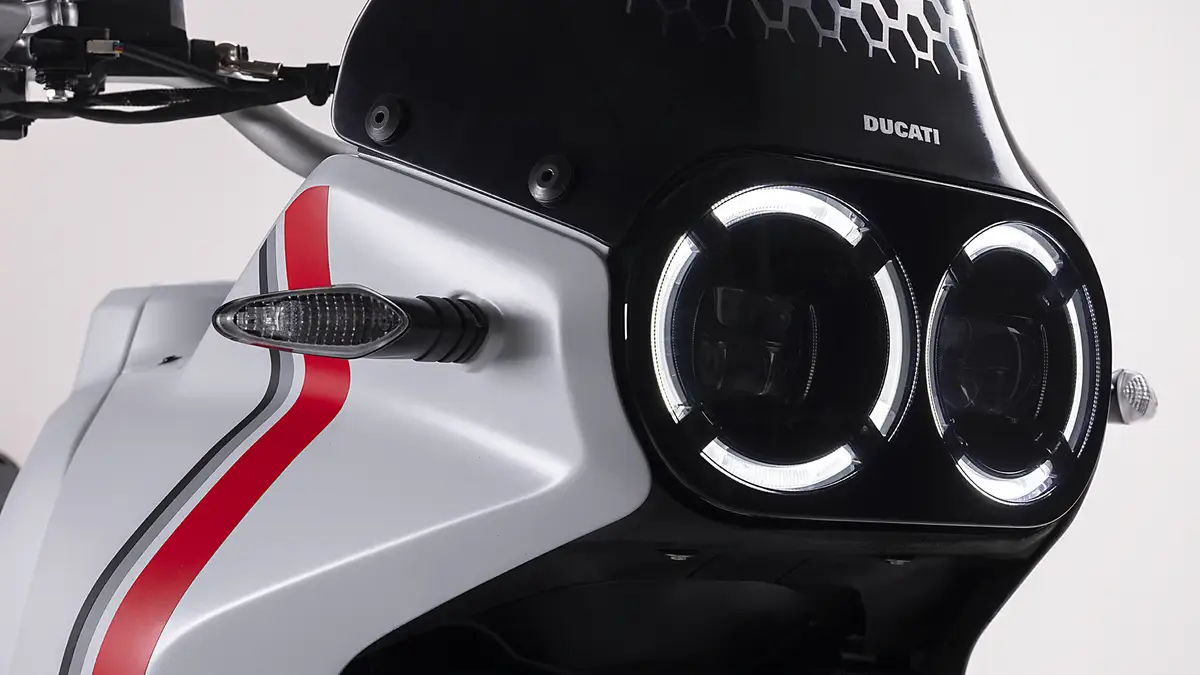 Ducati DESERT-X-beyaz-on-taraf-farlar-sag-on-caprazdan