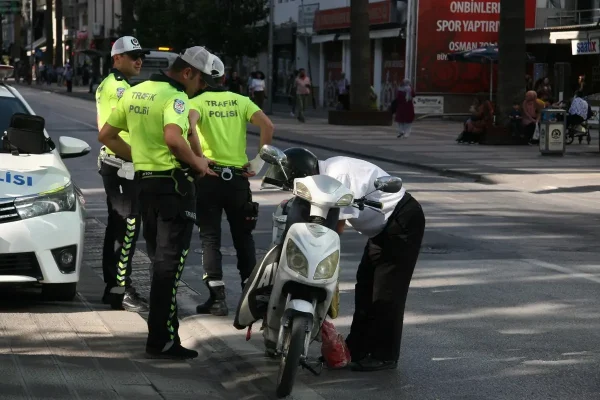 elektrikli scooter cezaları kesen trafik polisleri