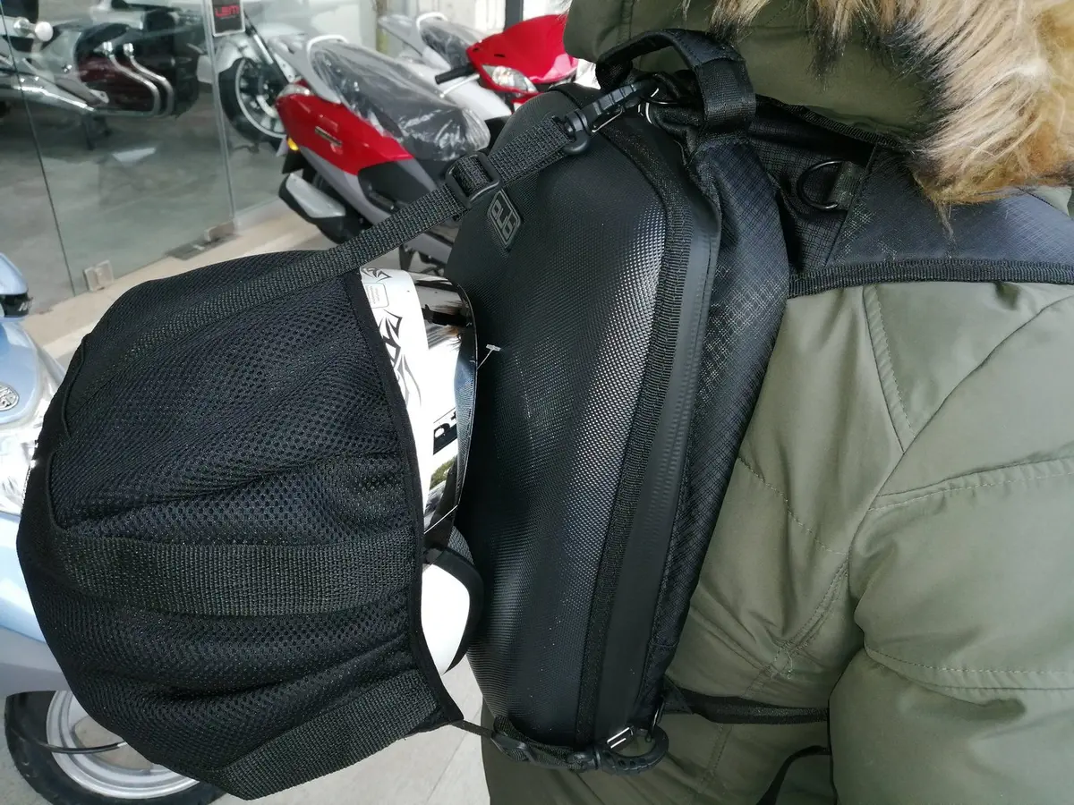 AUB Retro Motosiklet sırt çantası, kişi üzerinde, kask arkada taşınırken ayrıntılı çekim