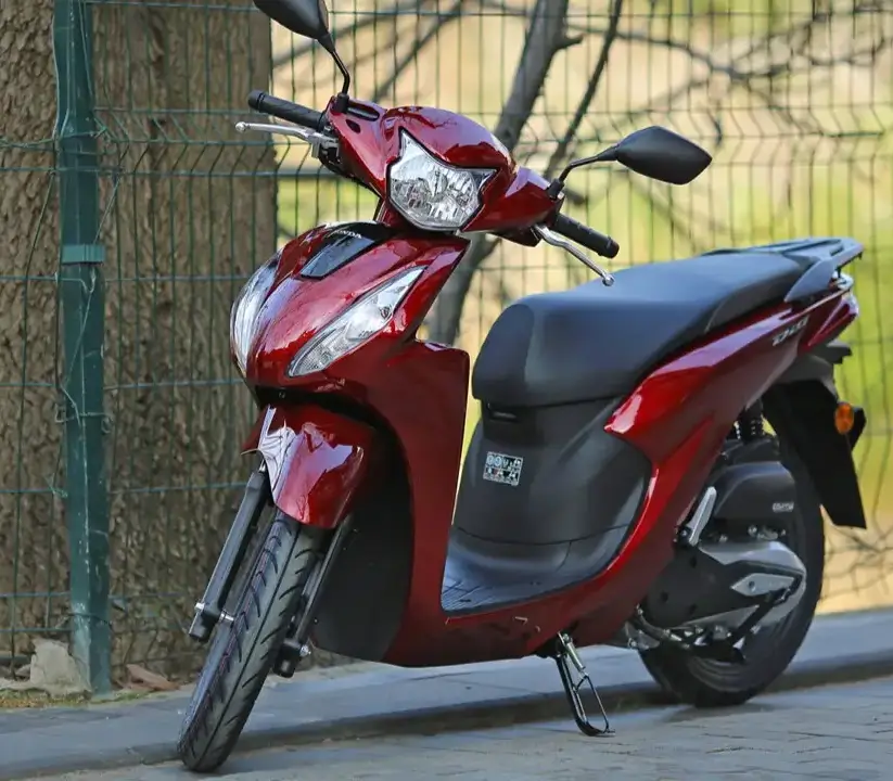 Honda Dio-2022 kırmızı, sele ve motor odaklı çekim