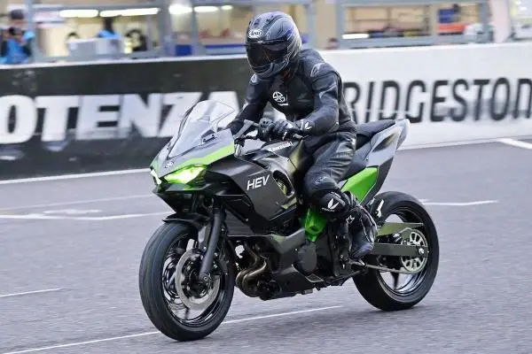 elektrikli ve hibrit Kawasaki motosiklet HEV, Suzuka 8 saat yarışı tanıtım etkinliğinde