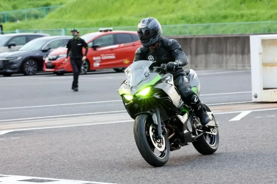Kawasaki HEV hibrit motosiklet, siyah, pistte sağ önden görünüm